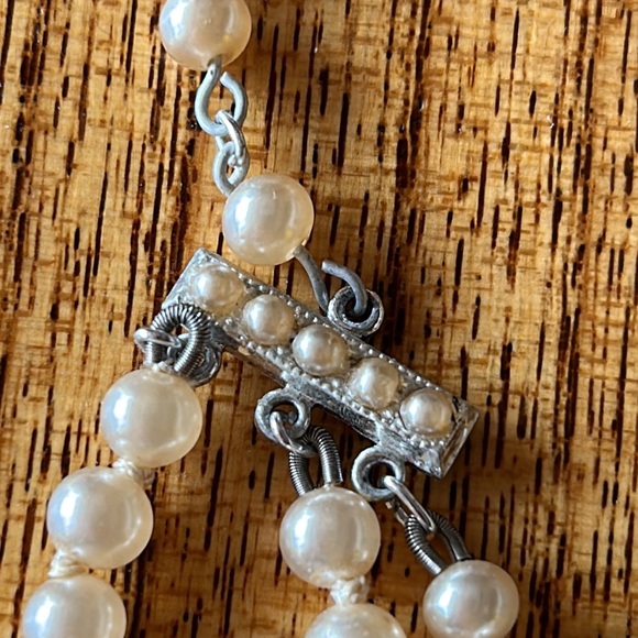 Triple strand faux pearl necklace - Picture 6 of 11
